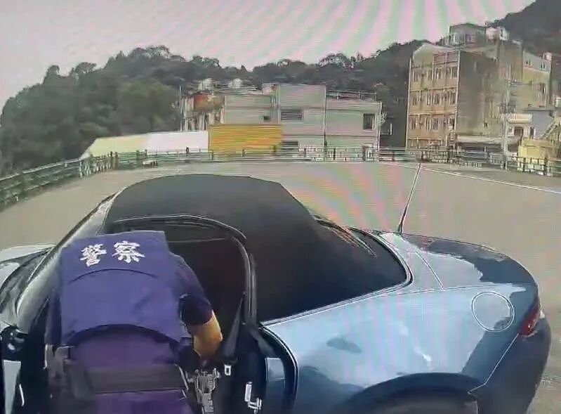 台湾一天发生两起金店劫案！男子开140万跑车抢劫14万金链（图） - 1