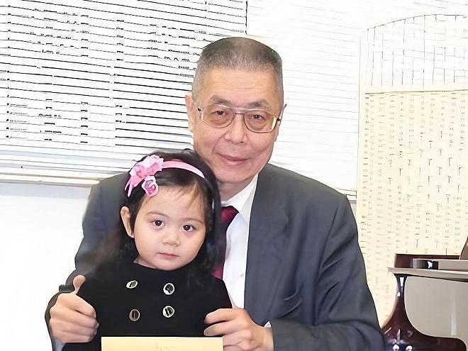 “老来得子”的5位男星!有人84岁得子,有人为养孩子拼命工作(组图) - 9