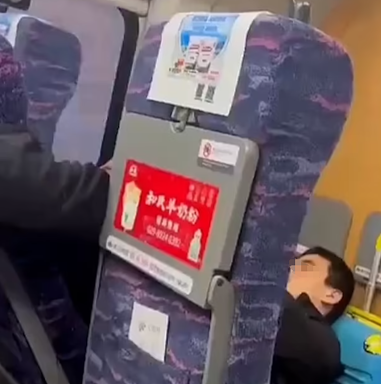 印度游客高铁脱鞋踩桌板？中国男子臭脚熏女乘客脸，外国网友这样评价（组图） - 7