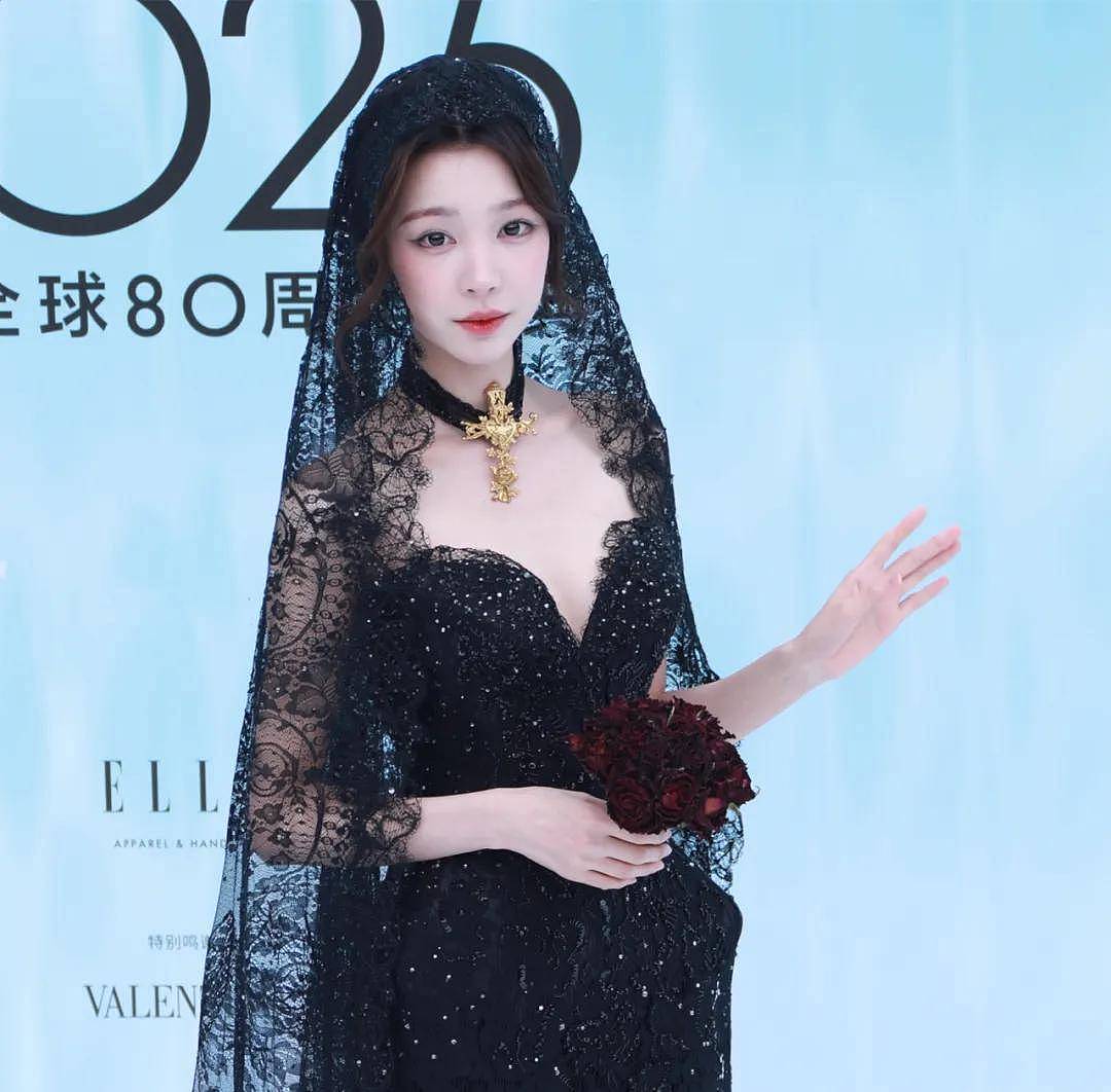 ELLE盛典红毯状况百出，有人摔倒、有人背手像逛大街，秒变菜市场（组图） - 14