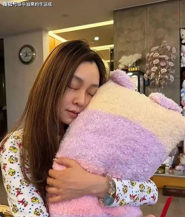 大S骨灰做成了7条项链，范玮琪疑似戴了一条（组图） - 4