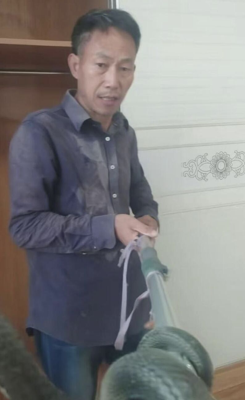 湖南网红直播抓银环蛇被咬,嫌血清太贵未就医后消失(组图) - 1
