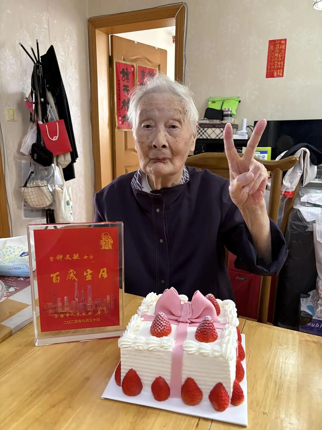 100岁奶奶“无牙吃蟹”爆火！爱喝奶茶咖啡，玩破3个iPad，女儿透露长寿秘诀（组图） - 6