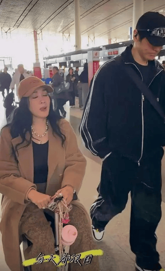 55岁钟丽缇疑为拼四胎体重暴增,小老公全程黑面,被传拒绝其再生(组图) - 4