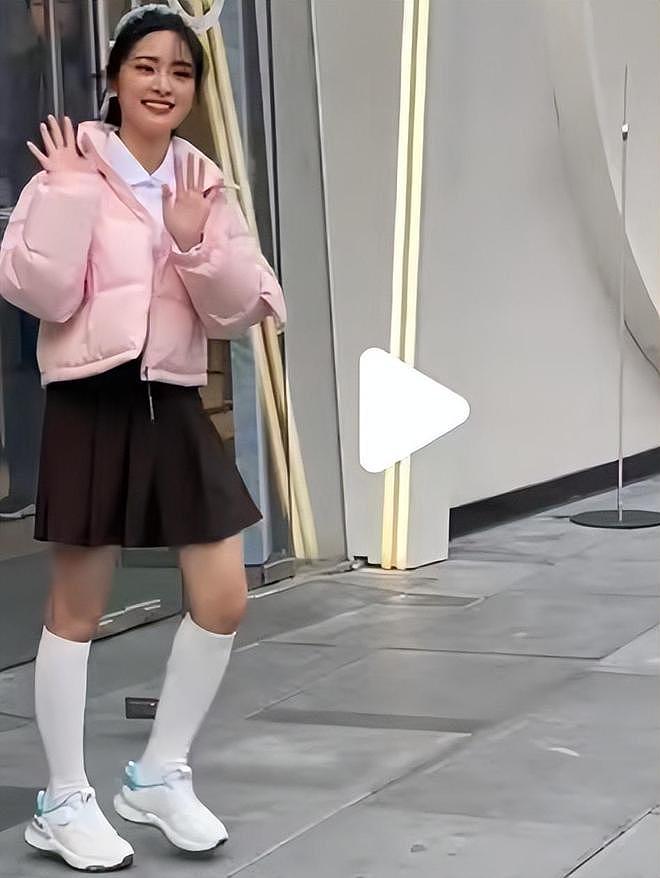 4位年轻小花近期颜值翻车，拉踩前辈失败，网友：娱乐圈审美降级（组图） - 14