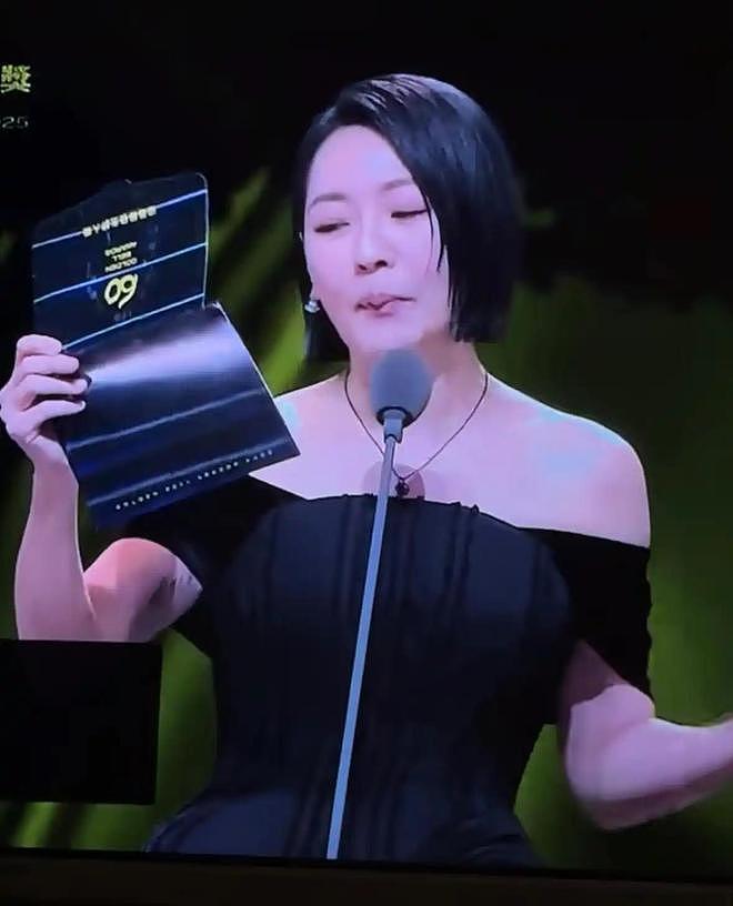 曝大S骨灰做成7条项链，分别送给好闺蜜，范玮琪演唱会上疑似佩戴（组图） - 11