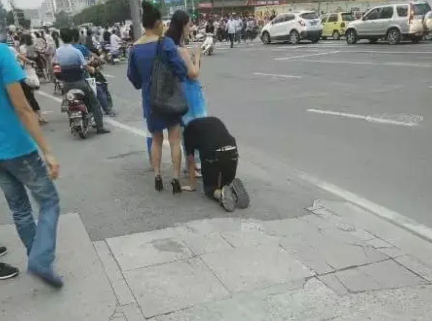 女生当“宠物”无条件服从“主人”命令学狗叫,模样清纯没想到反差这么大(组图) - 12