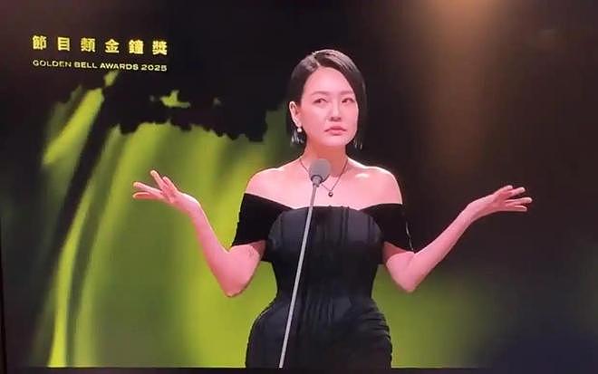 曝大S骨灰做成7条项链，分别送给好闺蜜，范玮琪演唱会上疑似佩戴（组图） - 9