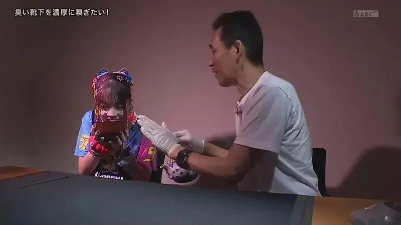 奇葩妹子就爱臭？从小爱闻头皮腋下，现在脸接臭袜子还嫌不够味？太变态了...（组图） - 18