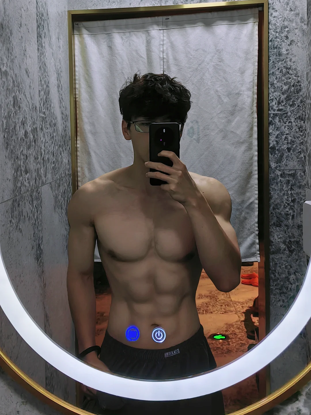 【帅哥】广州185男大体育生，宽肩窄腰八块腹肌，东北搓澡白里透红可奶可欲（组图） - 1