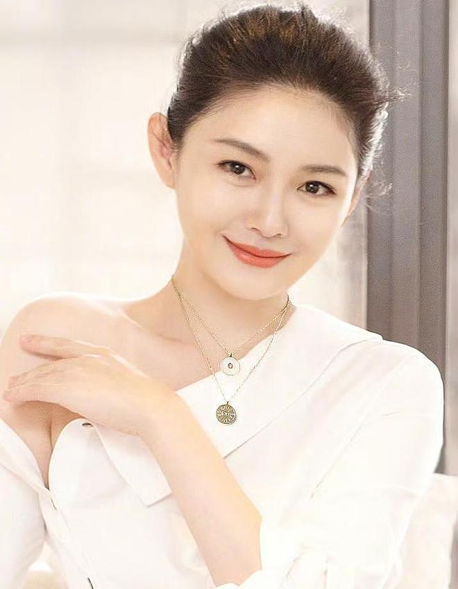 曝大S骨灰做成7条项链，分别送给好闺蜜，范玮琪演唱会上疑似佩戴（组图） - 3