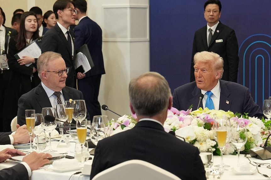 特朗普的首尔行：黄金王冠、特别晚宴、核动力潜艇和习特会（组图） - 1