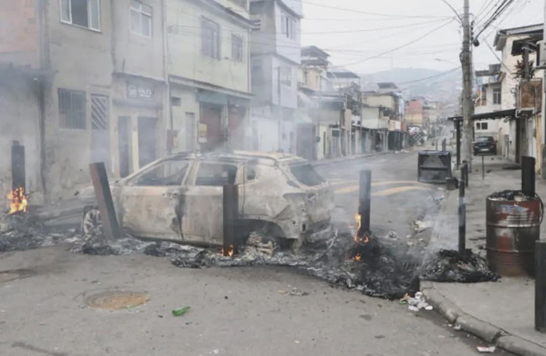 至少132死!街道变战区,枪声响彻天、激烈交火、遍地横尸、停尸间被堆满!居民上班都丢命(视频/组图) - 1