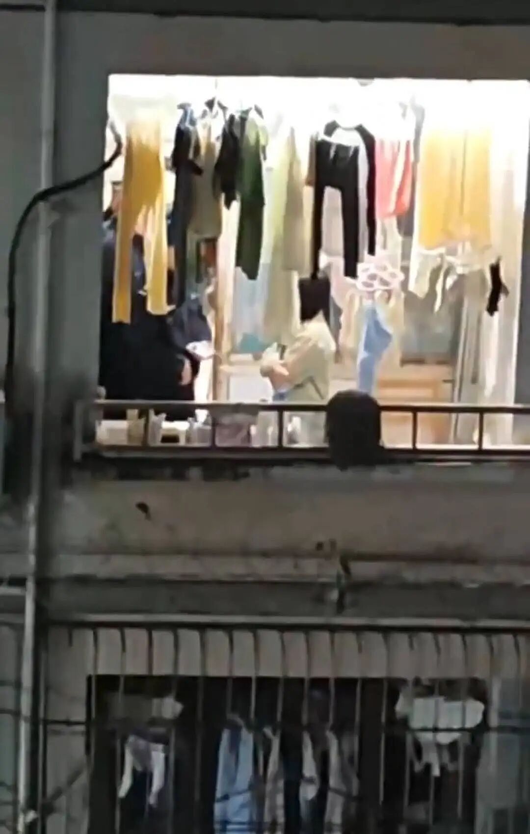 离谱！非裔留学生深夜翻墙闯女寝企图猥亵，被刑拘、开除（视频/组图） - 3
