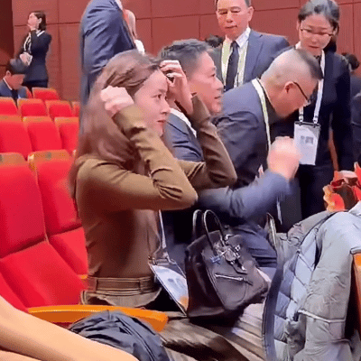 刘强东搀扶章泽天，女方态度冷淡疑似冷战，像极黄晓明给杨颖提裙（组图） - 16