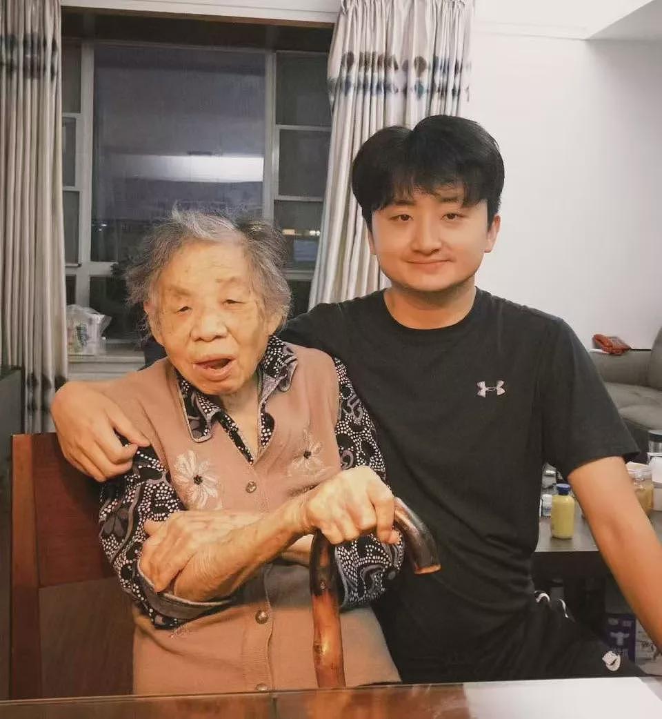 90后男生把去世奶奶装进游戏，在虚拟世界说再见（组图） - 1