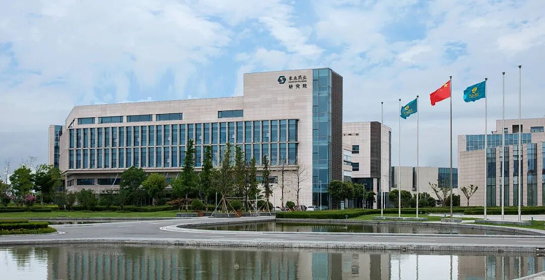 化学老师变身女首富,1410亿(组图) - 16