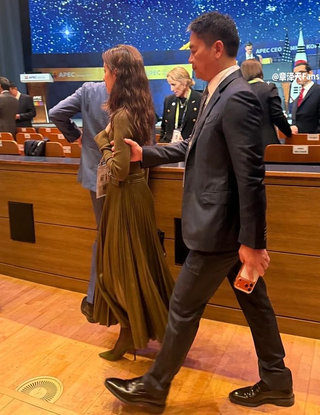 刘强东搀扶章泽天，女方态度冷淡疑似冷战，像极黄晓明给杨颖提裙（组图） - 2