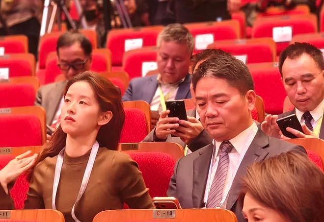 刘强东搀扶章泽天，女方态度冷淡疑似冷战，像极黄晓明给杨颖提裙（组图） - 1