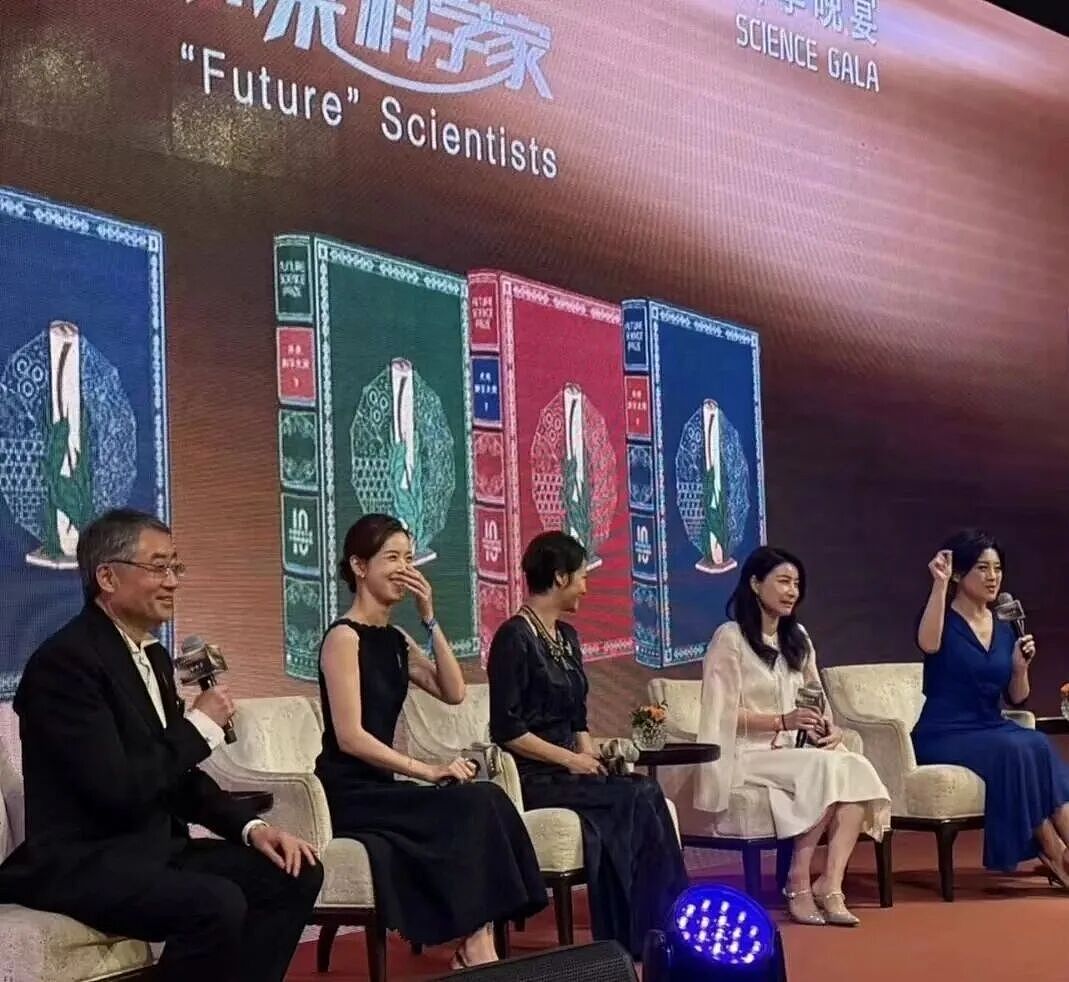 郭晶晶和章泽天罕见同台!郭晶晶穿白裙大气优雅,章泽天黑色礼服简约大方(组图) - 4