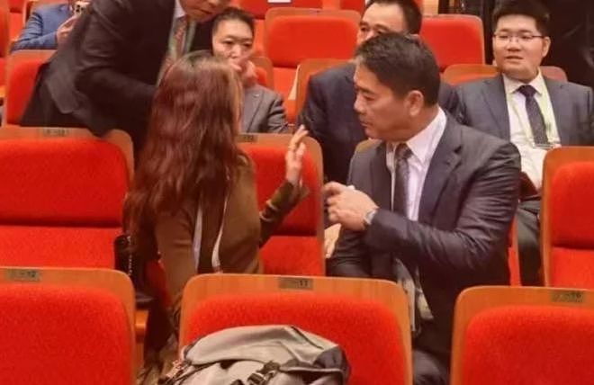 刘强东搀扶章泽天，女方态度冷淡疑似冷战，像极黄晓明给杨颖提裙（组图） - 15
