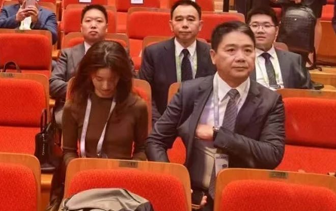 刘强东搀扶章泽天，女方态度冷淡疑似冷战，像极黄晓明给杨颖提裙（组图） - 14