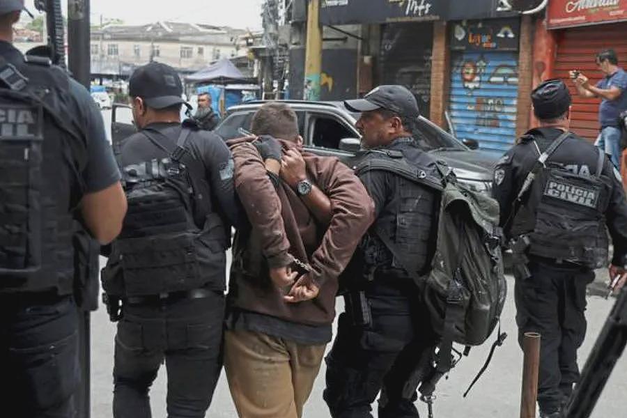 至少132死!街道变战区,枪声响彻天、激烈交火、遍地横尸、停尸间被堆满!居民上班都丢命(视频/组图) - 6