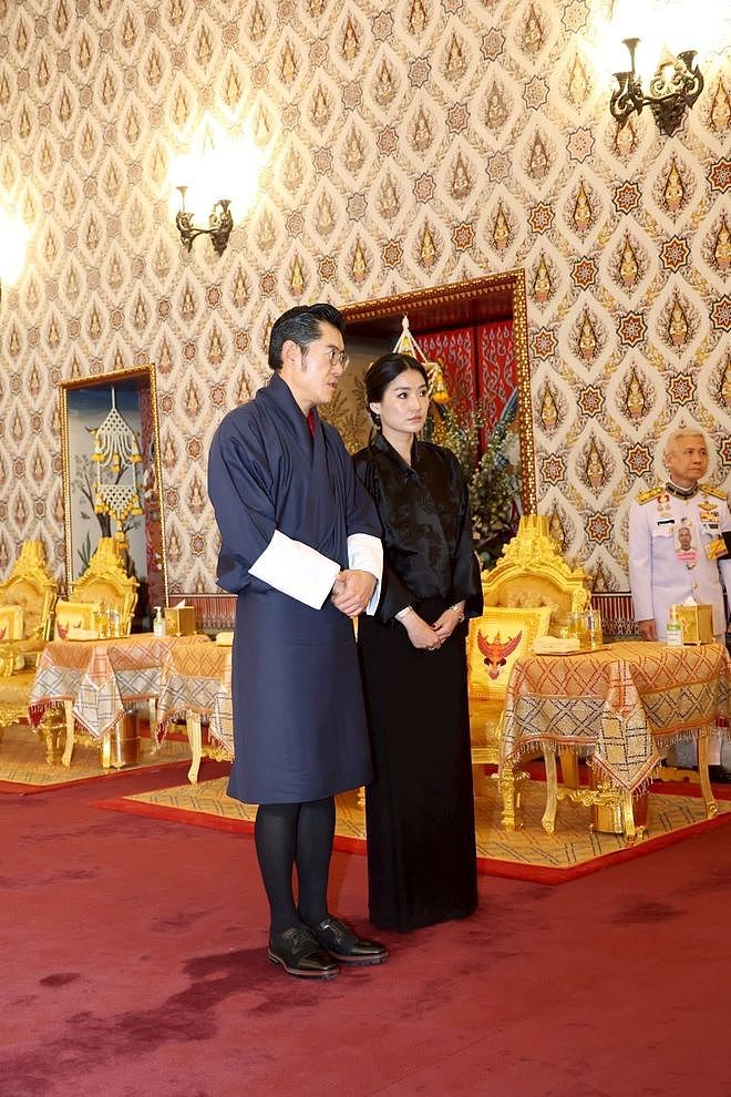不丹王后穿丧服到泰国吊唁诗丽吉，和苏提达展闺蜜情，诗妮娜也在（组图） - 1