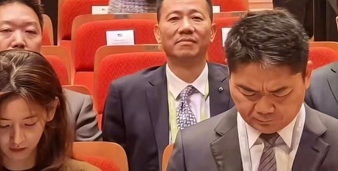 章泽天刘强东合体！女方身体躲避男方眉头紧皱，网友感叹貌合神离（组图） - 3