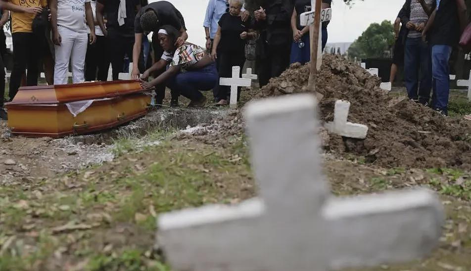 至少132死!街道变战区,枪声响彻天、激烈交火、遍地横尸、停尸间被堆满!居民上班都丢命(视频/组图) - 4