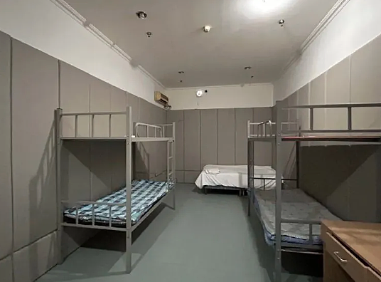 电击 “开飞机” 吊铁笼，男子遭刑讯逼供惨死（组图） - 1