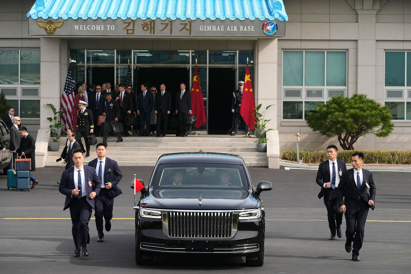 习特会圆满落幕！中方保镳“追车画面”曝光，肉身保护习近平（视频/组图） - 1