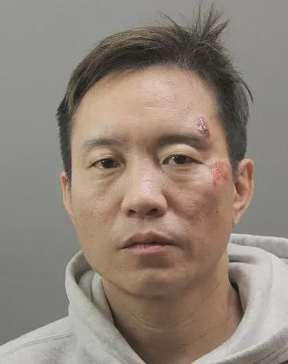 翻车了!华人男子酒驾车祸,当场掏钱贿赂警察遭拘捕(组图) - 2