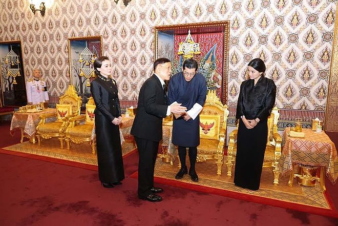 不丹王后穿丧服到泰国吊唁诗丽吉，和苏提达展闺蜜情，诗妮娜也在（组图） - 2