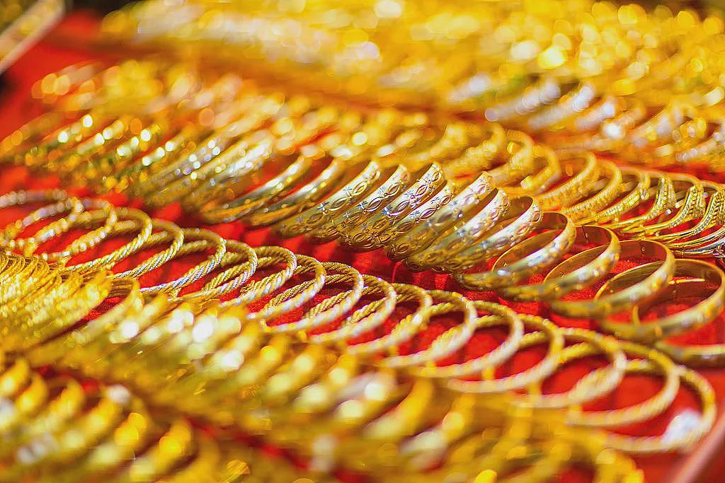 金价大涨大跌，年轻人“跟风”炒黄金，有人高点买入，一晚上亏5000元！还有人观望两年婚事未成（组图） - 1