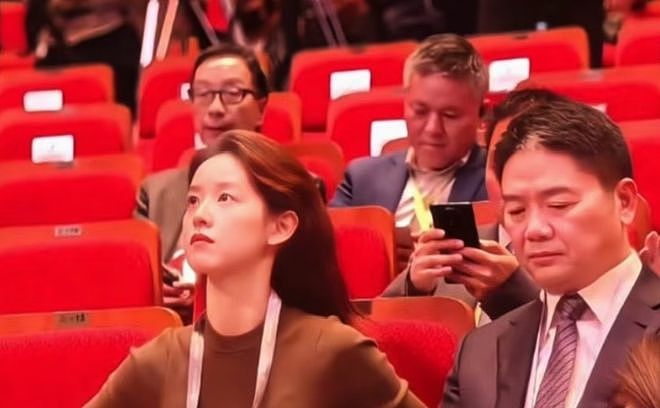 章泽天刘强东合体！女方身体躲避男方眉头紧皱，网友感叹貌合神离（组图） - 1