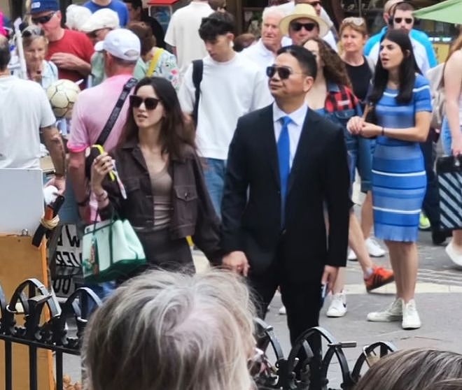 章泽天刘强东合体！女方身体躲避男方眉头紧皱，网友感叹貌合神离（组图） - 9