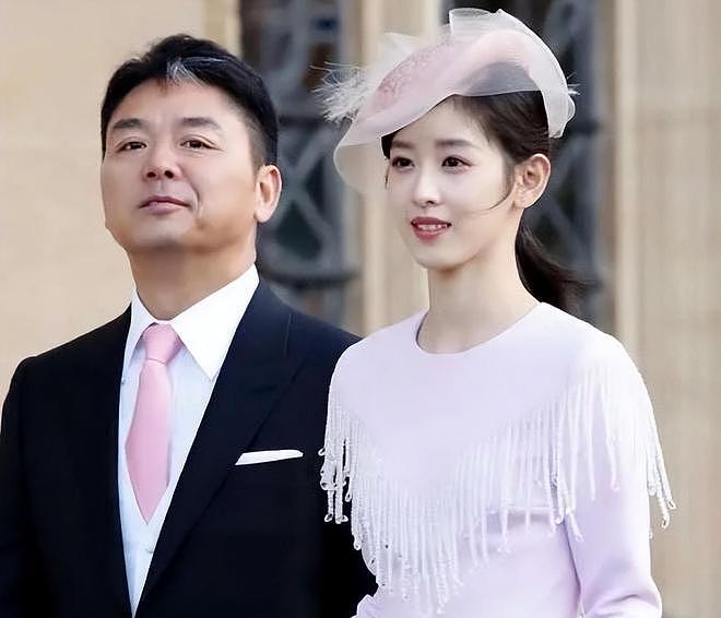 章泽天刘强东合体！女方身体躲避男方眉头紧皱，网友感叹貌合神离（组图） - 8