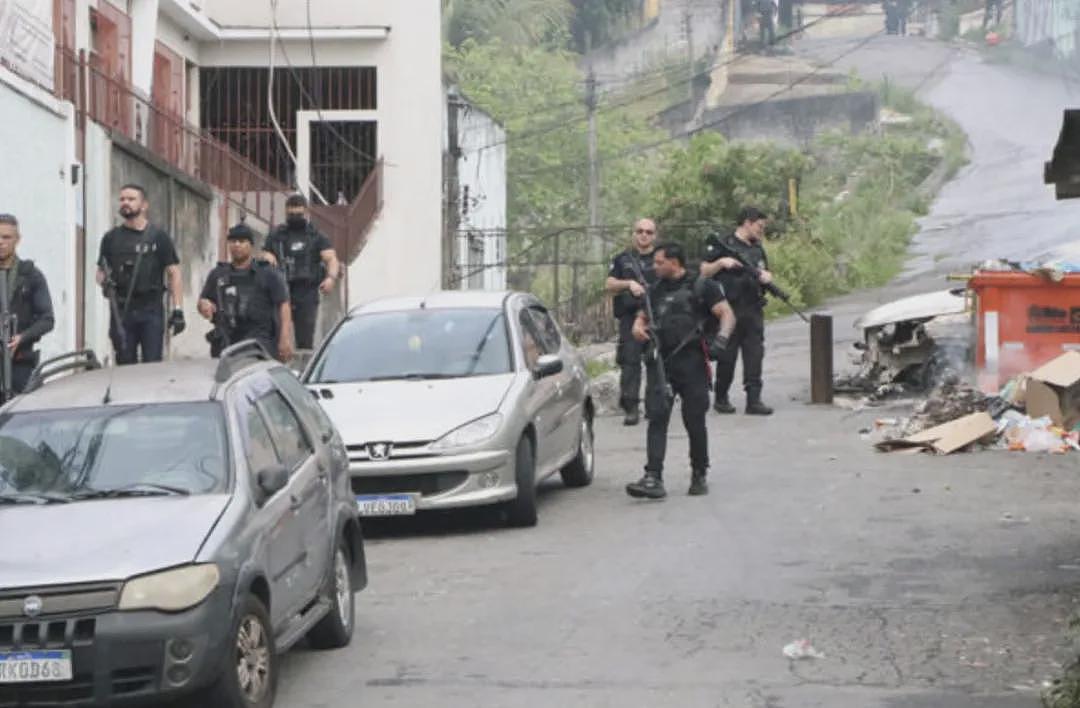 至少132死!街道变战区,枪声响彻天、激烈交火、遍地横尸、停尸间被堆满!居民上班都丢命(视频/组图) - 5
