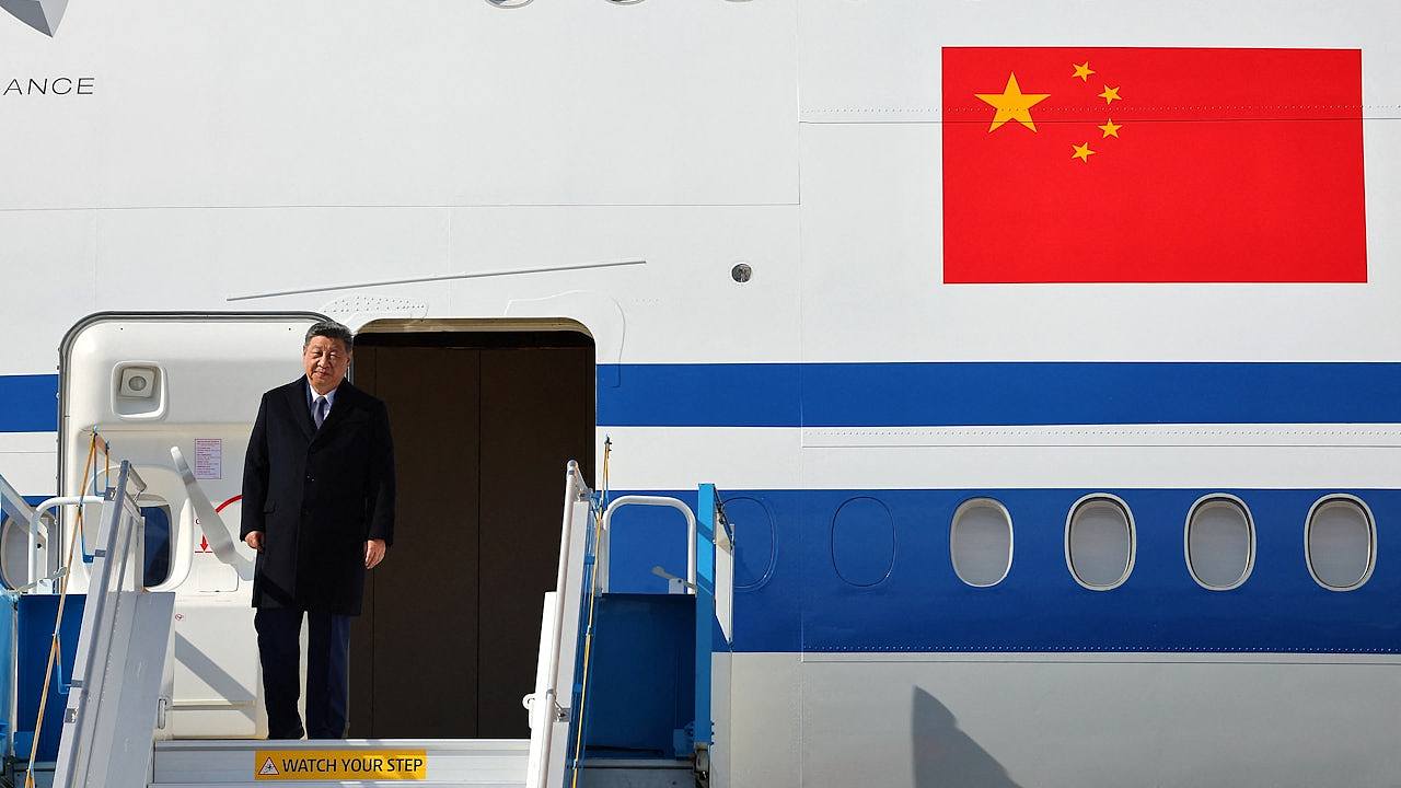 习特会：中方留学生及代表机场迎习近平抵韩，机场鸣放21响礼炮（视频/组图） - 1