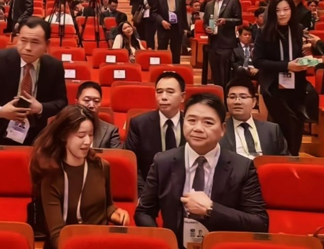 章泽天刘强东合体！女方身体躲避男方眉头紧皱，网友感叹貌合神离（组图） - 2