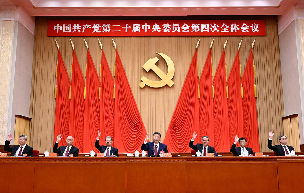 中国发布“十五五”规划,强调科技和先进制造业雄心(图) - 1
