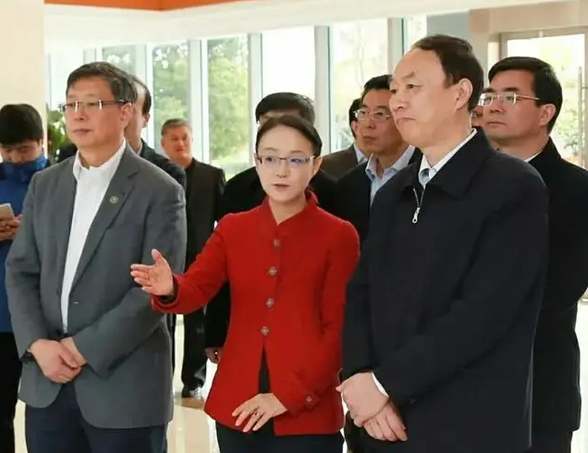 化学老师变身女首富,1410亿(组图) - 23