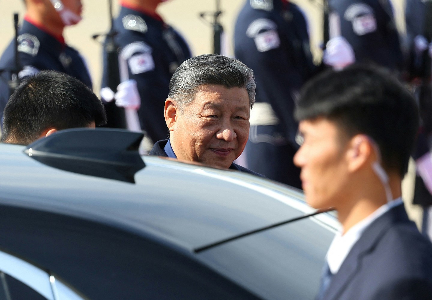 习特会：中方留学生及代表机场迎习近平抵韩，机场鸣放21响礼炮（视频/组图） - 2