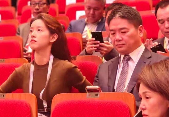 刘强东搀扶章泽天，女方态度冷淡疑似冷战，像极黄晓明给杨颖提裙（组图） - 18