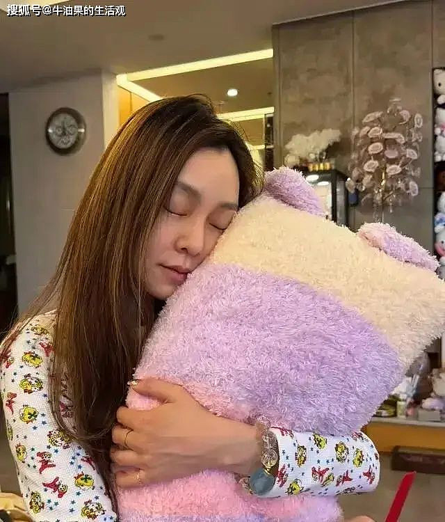 大S骨灰做成了7条项链,范玮琪疑似戴了一条...(组图) - 4