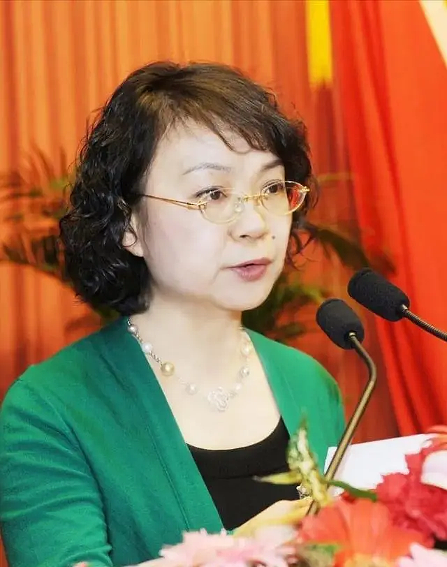 化学老师变身女首富,1410亿(组图) - 3