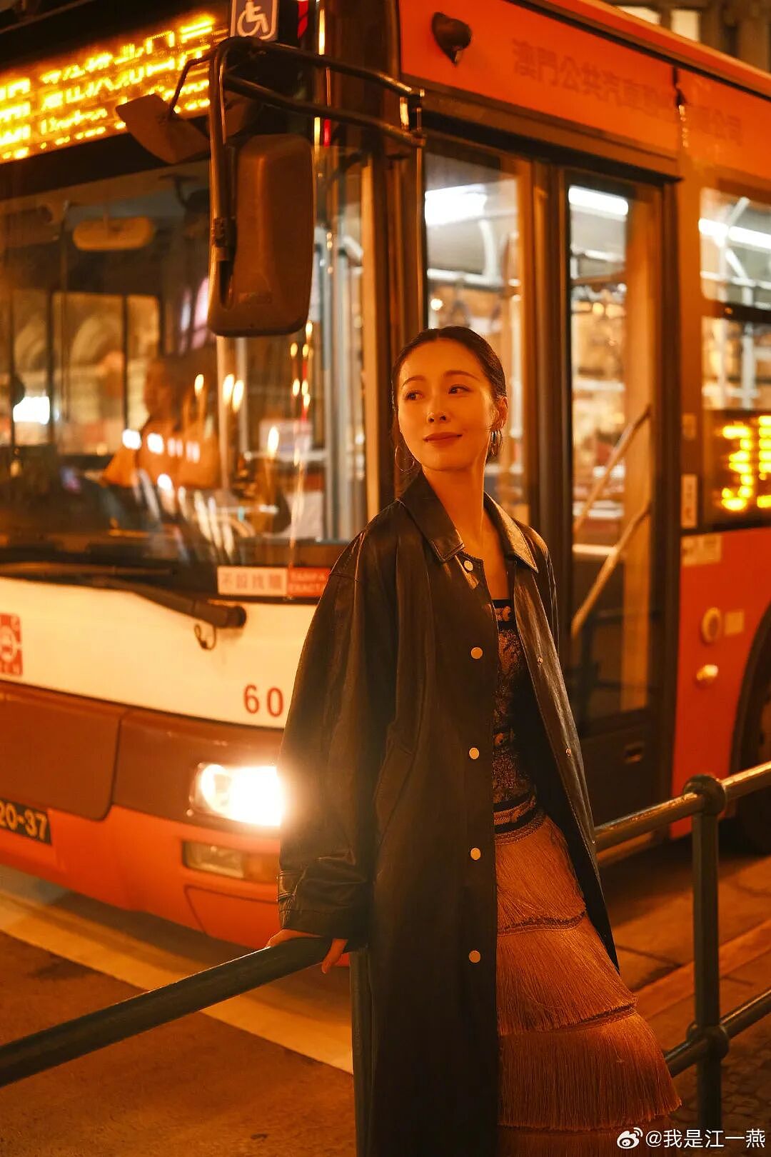 热搜爆了!42岁女演员江一燕官宣离婚,3年前承认结婚生女(组图) - 2