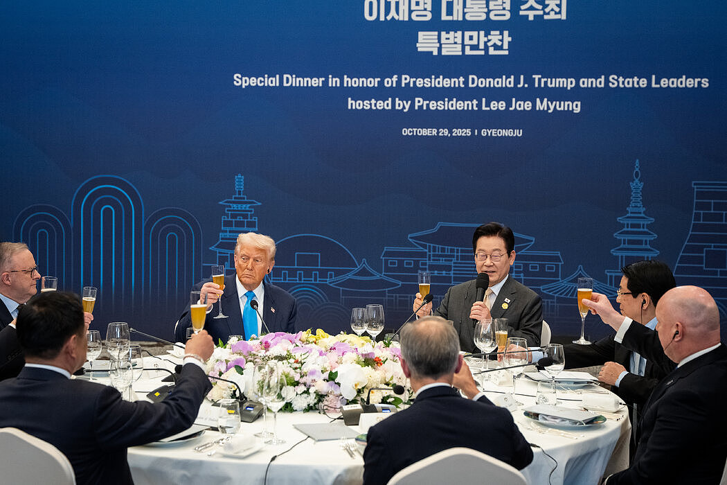美国大米、牛肉饼和千岛酱：特朗普在亚洲吃了些什么（组图） - 1