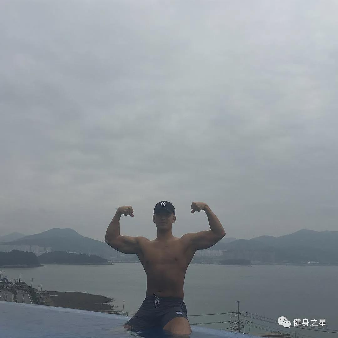 【帅哥】男生健身能帅到什么程度？倒三角身材公狗腰，我爱了（组图） - 8